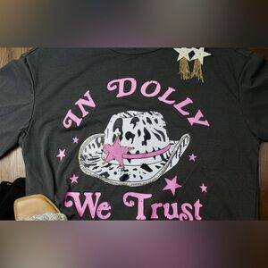 “In Dolly we trust” graphic tee